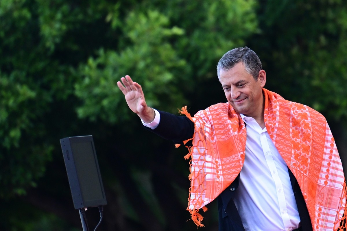 CHP Genel Başkanı Özgür Özel, Antalya'da Kepez Kent Meydanı'nda "Millet İradesine Sahip Çıkıyor"...