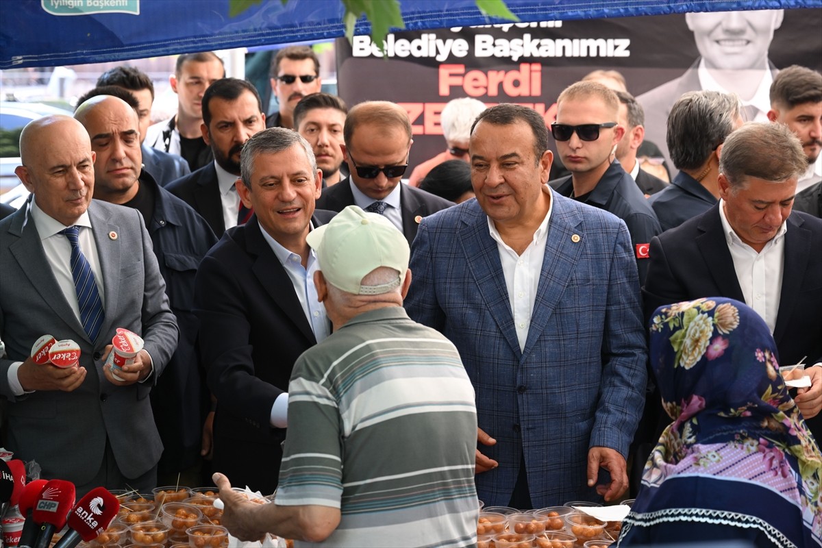 CHP Genel Başkanı Özgür Özel, hayatını kaybeden Manisa Büyükşehir Belediye Başkanı Ferdi Zeyrek...