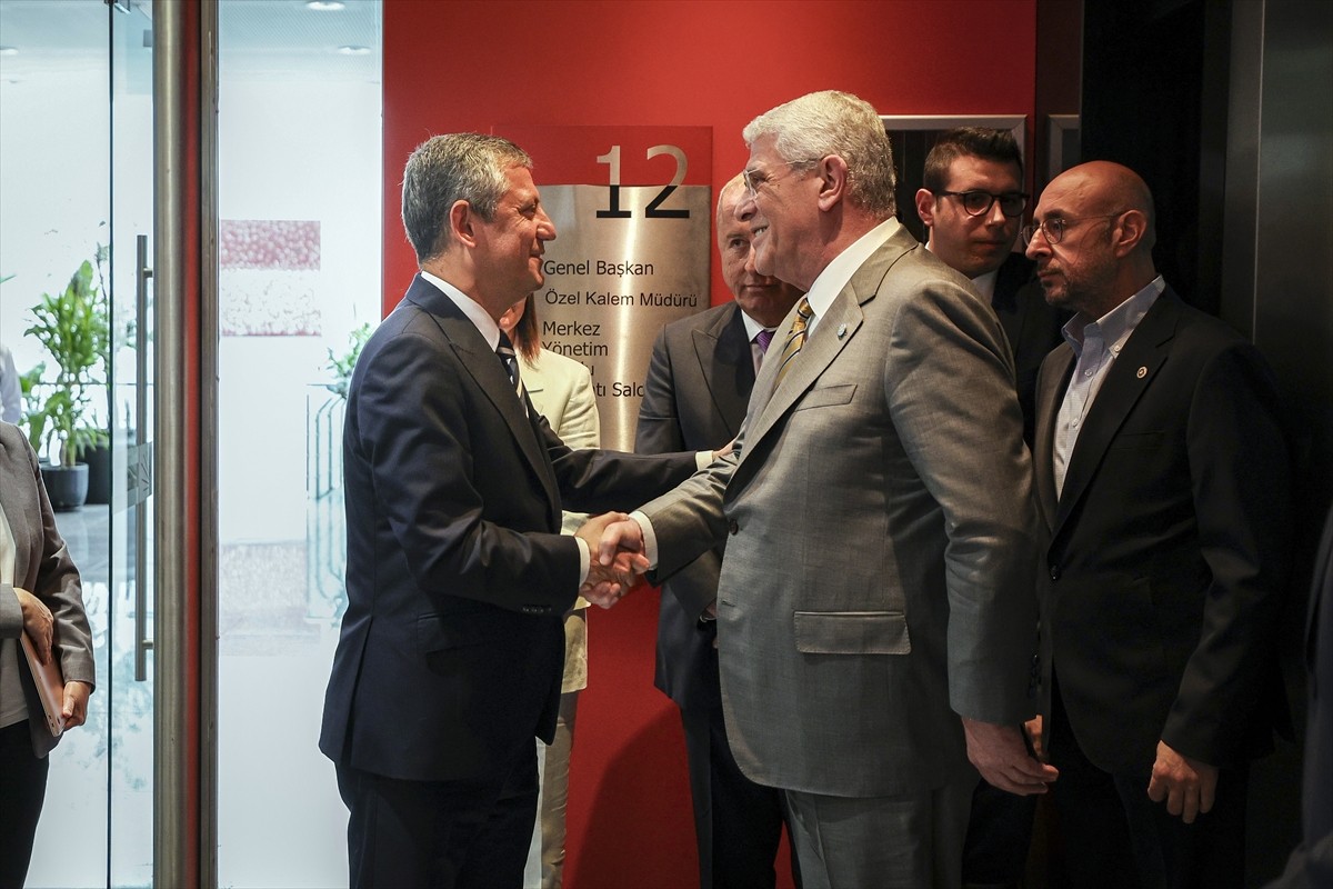 CHP Genel Başkanı Özgür Özel, İYİ Parti Genel Başkanı Müsavat Dervişoğlu ile CHP Genel Merkezi'nde...