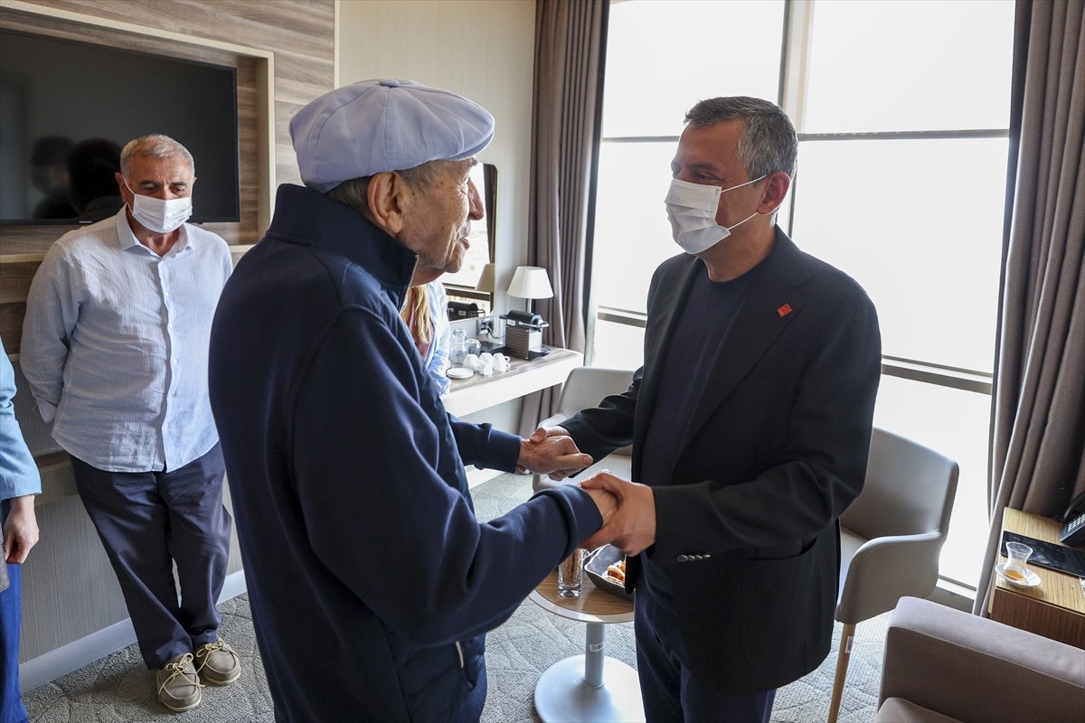 CHP Genel Başkanı Özgür Özel (sağda), Cumhuriyet Halk Partisi önceki Genel Başkanlarından Altan...