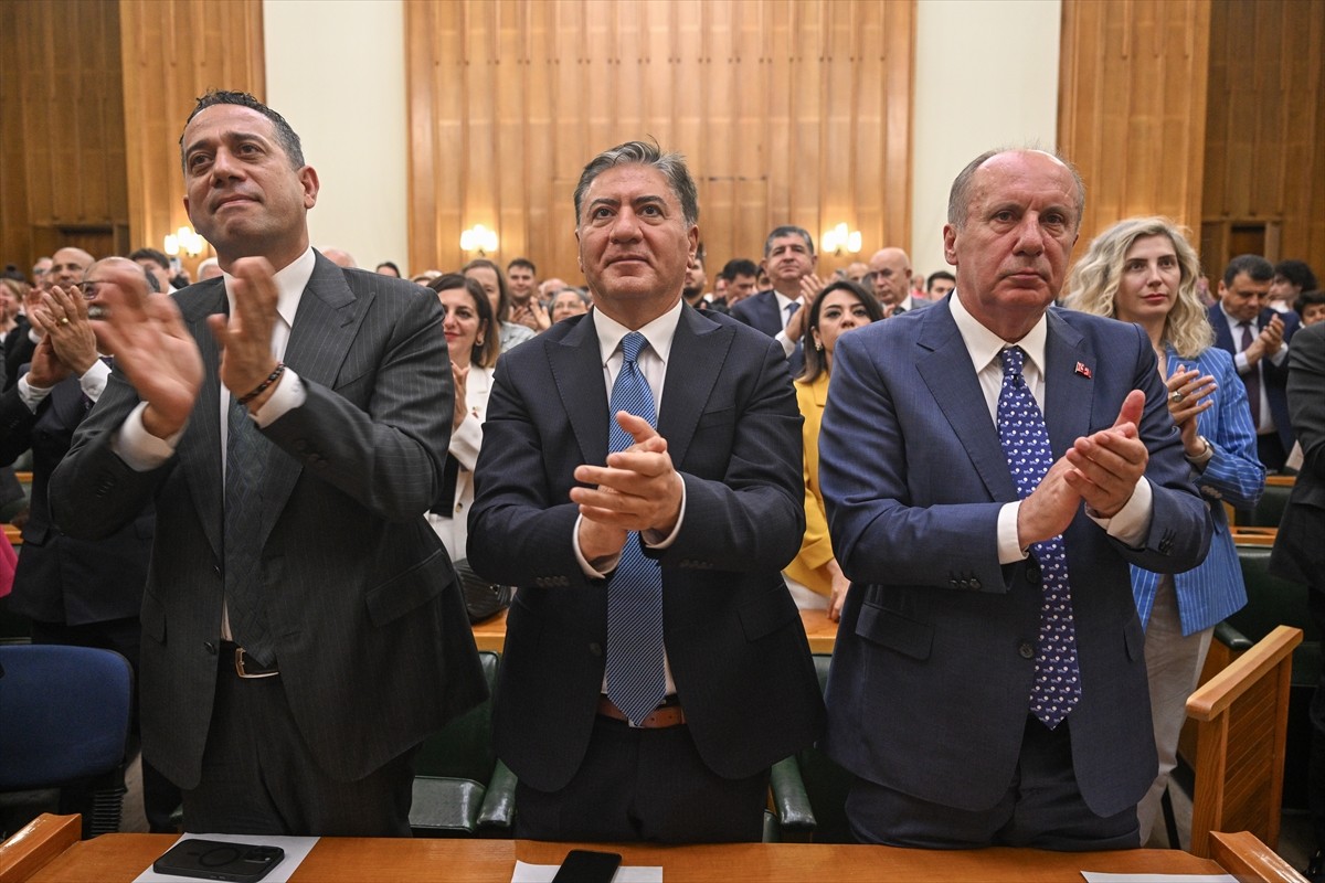 CHP Genel Başkanı Özgür Özel (sağda), partisinin TBMM Grup Toplantısı'na katıldı. Toplantıda...