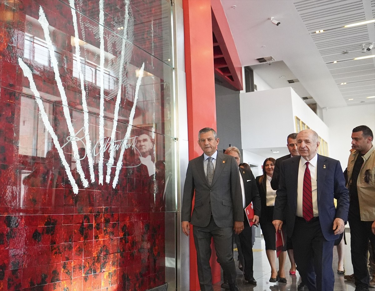 CHP Genel Başkanı Özgür Özel (sol), CHP Genel Merkezi'nde, Zafer Partisi Genel Başkanı Ümit Özdağ...