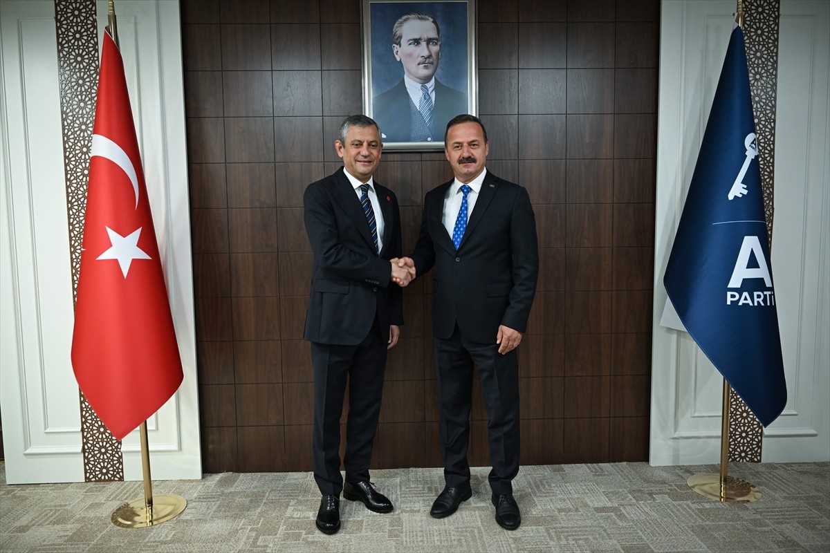 CHP Genel Başkanı Özgür Özel ⁠(solda), Anahtar Parti Genel Başkanı Yavuz Ağıralioğlu'nu (sağda)...