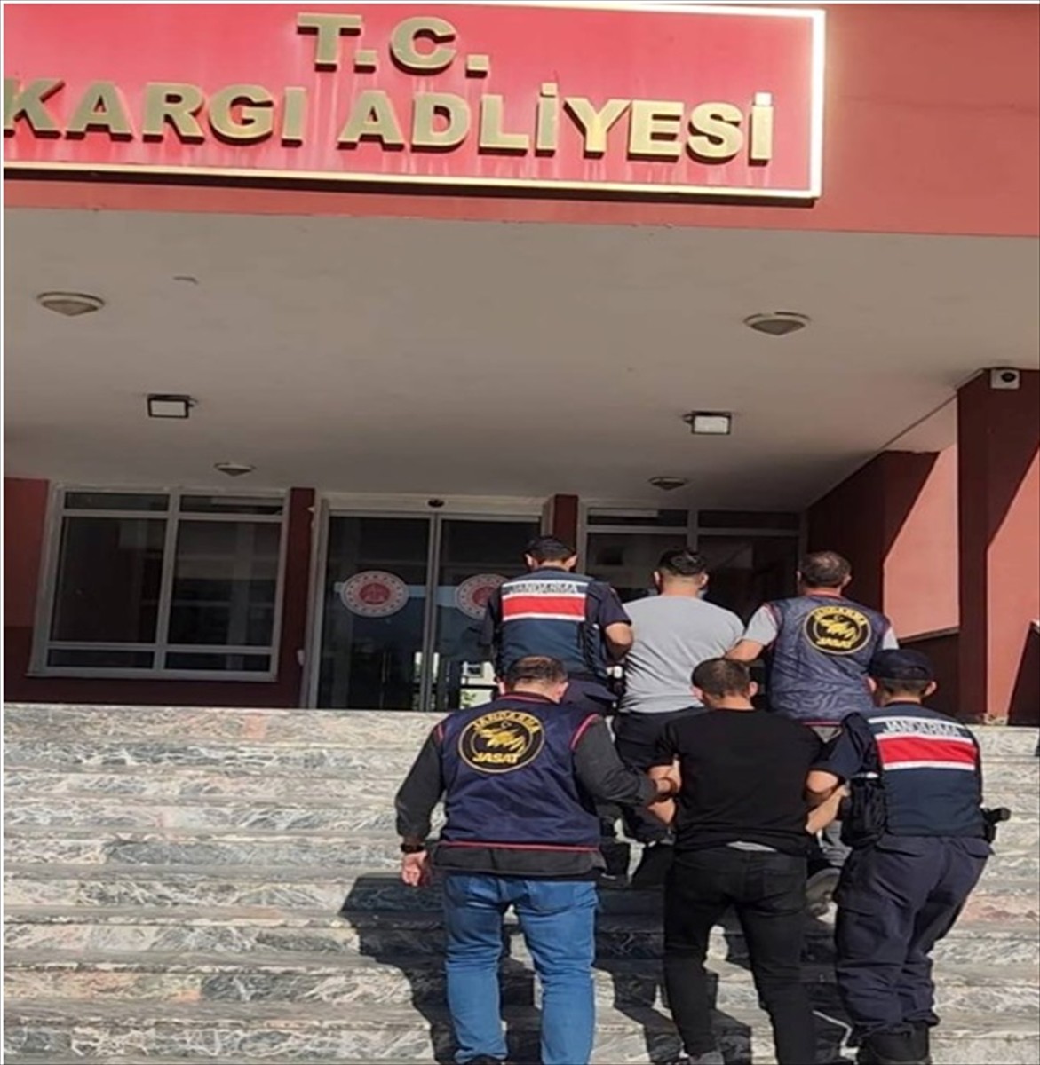 Çorum'da evlerden hırsızlık yaptıkları iddiasıyla gözaltına alınan 3 şüpheliden 2'si...