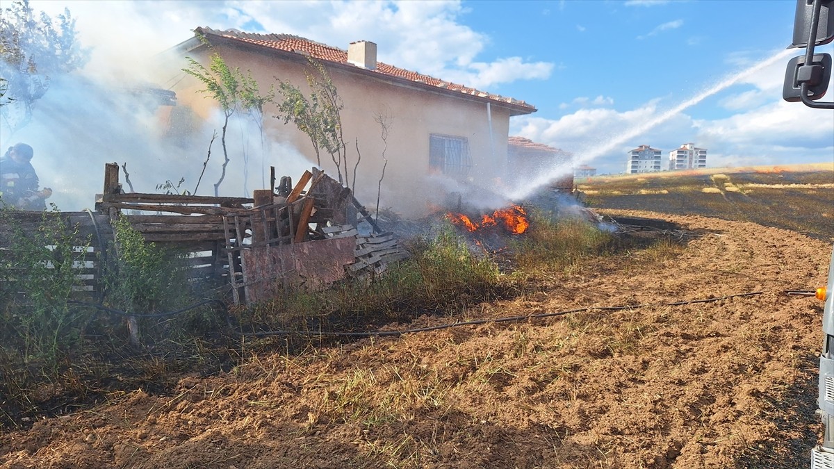 Çorum'da kimliği belirsiz kişi tarafından kasıtlı olarak başlatıldığı iddia edilen yangında...