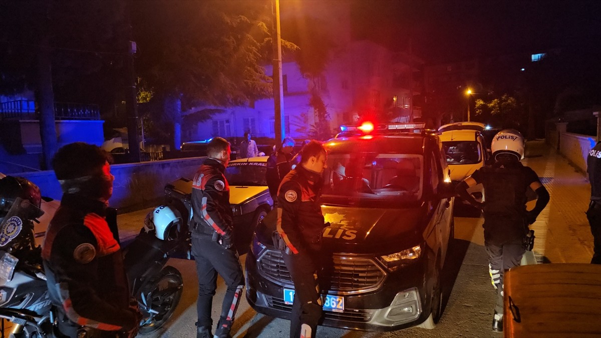 Çorum'da polis ekiplerinden kaçan sürücüye 60 bin lira ceza uygulandı, ehliyetine 2 yıl 2 ay el...