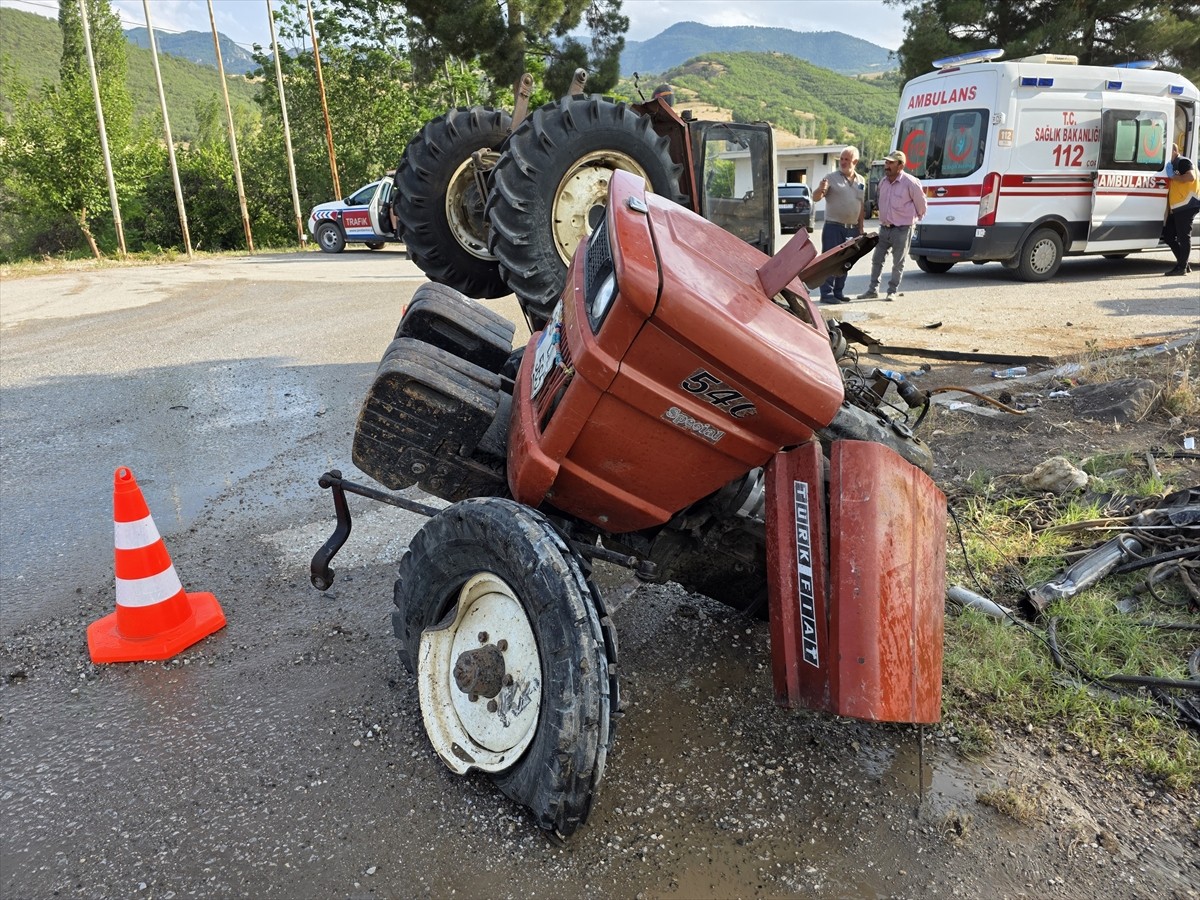 Çorum'un Laçin ilçesinde hafif ticari araç ile traktörün çarpışması sonucu 5 kişi...