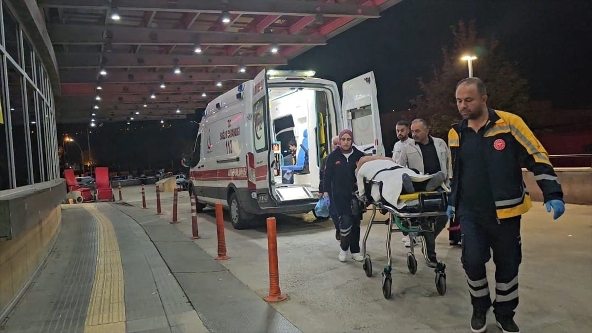 Çorum'un Ortaköy ilçesinde sahipsiz köpeklerin saldırısı nedeniyle kaza yapan motosiklet sürücüsü...