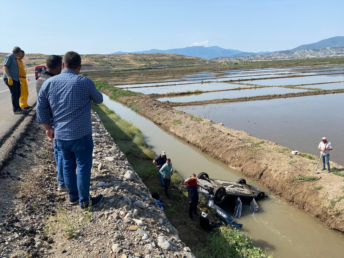 Çorum'un Osmancık ilçesinde otomobilin su kanalına düşmesi sonucu karı koca ile 2 aylık bebekleri...