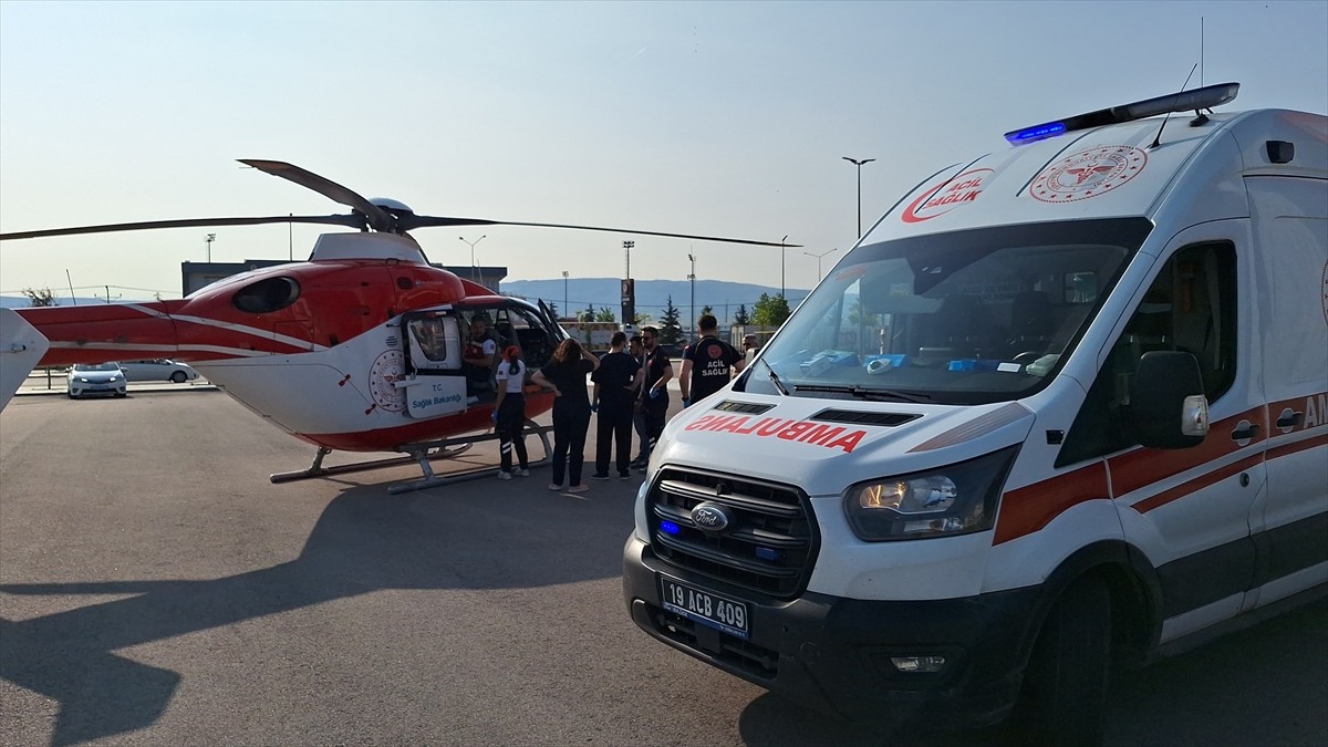 Çorum'un Osmancık ilçesinde otomobilin sulama kanalına düştüğü kazada yaralanan 2 aylık bebek...