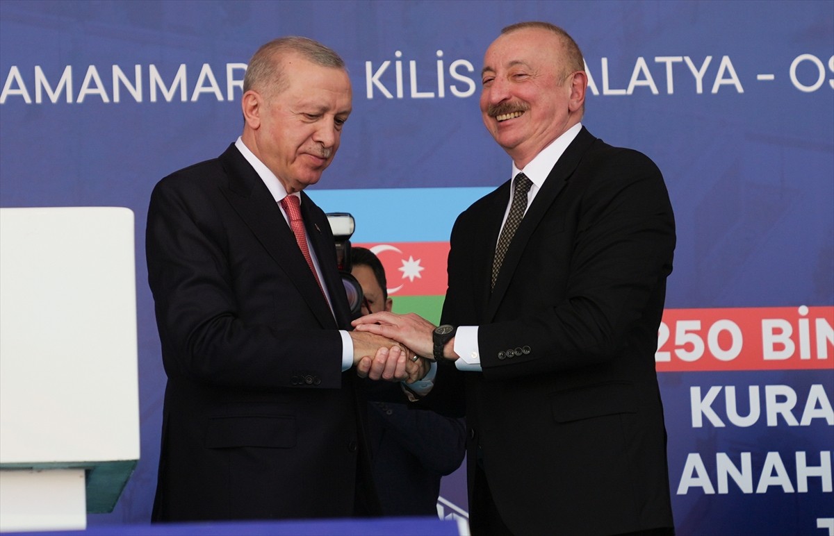 Cumhurbaşkanı Recep Tayyip Erdoğan (solda), Azerbaycan Cumhurbaşkanı İlham Aliyev (sağda) ile...