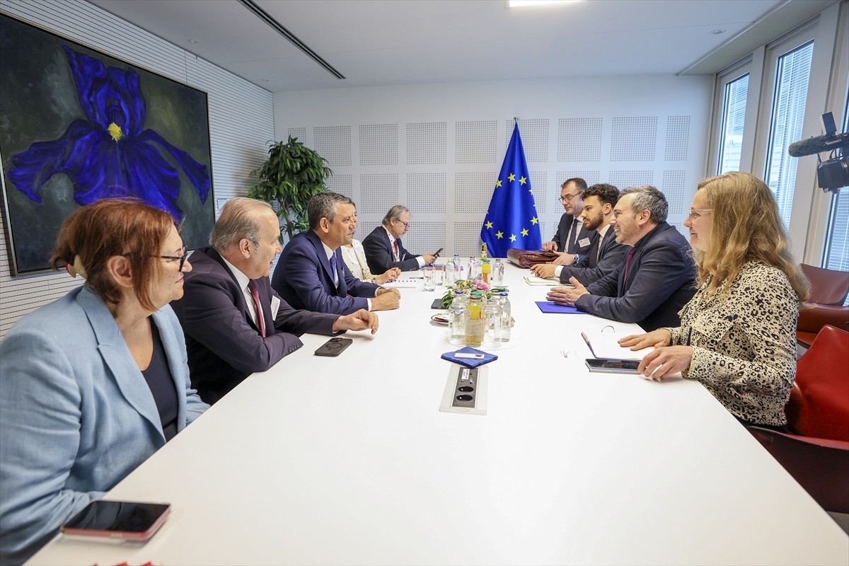 Cumhuriyet Halk Partisi (CHP) Genel Başkanı Özgür Özel (sol 3), Belçika'nın başkenti Brüksel'de...