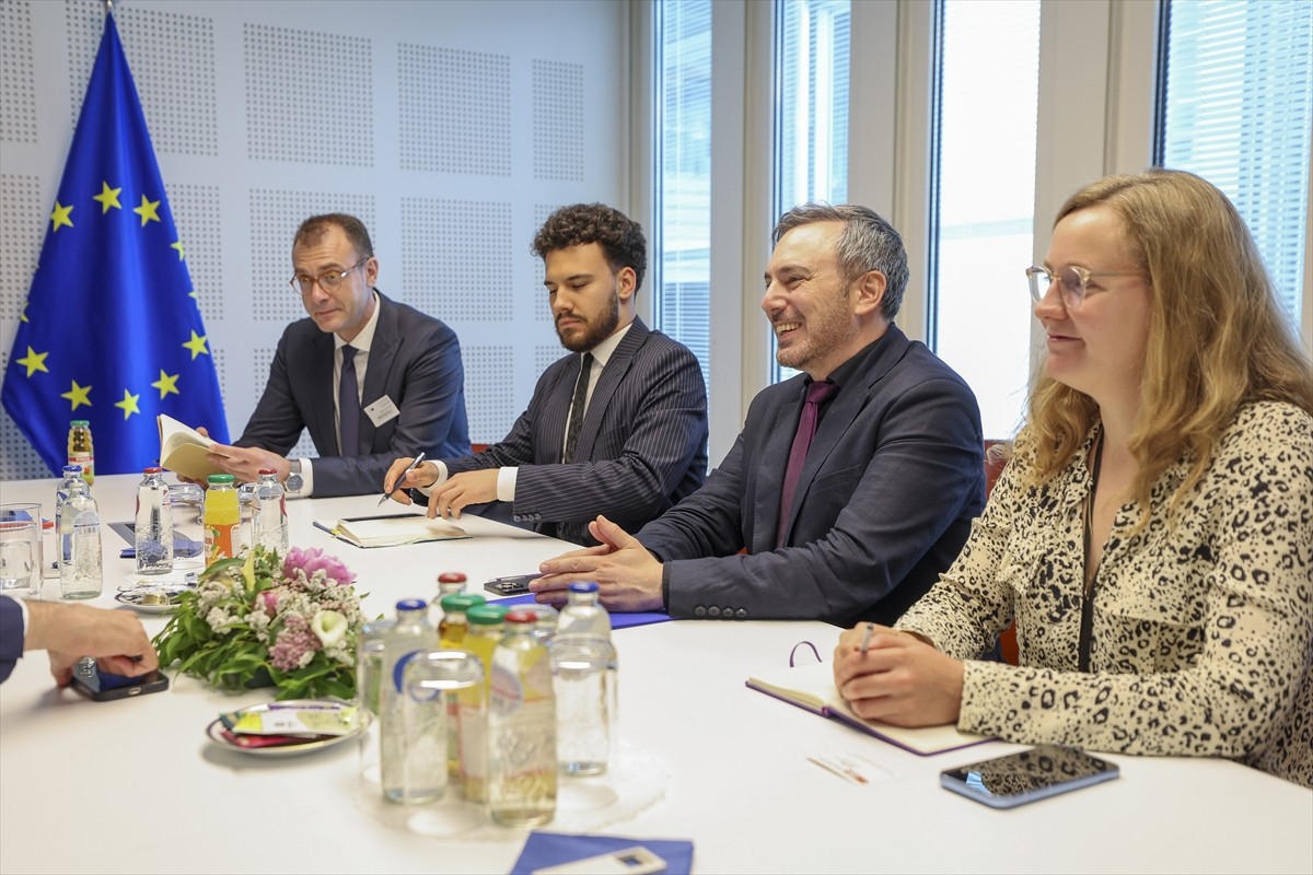 Cumhuriyet Halk Partisi (CHP) Genel Başkanı Özgür Özel (sol 3), Belçika'nın başkenti Brüksel'de...