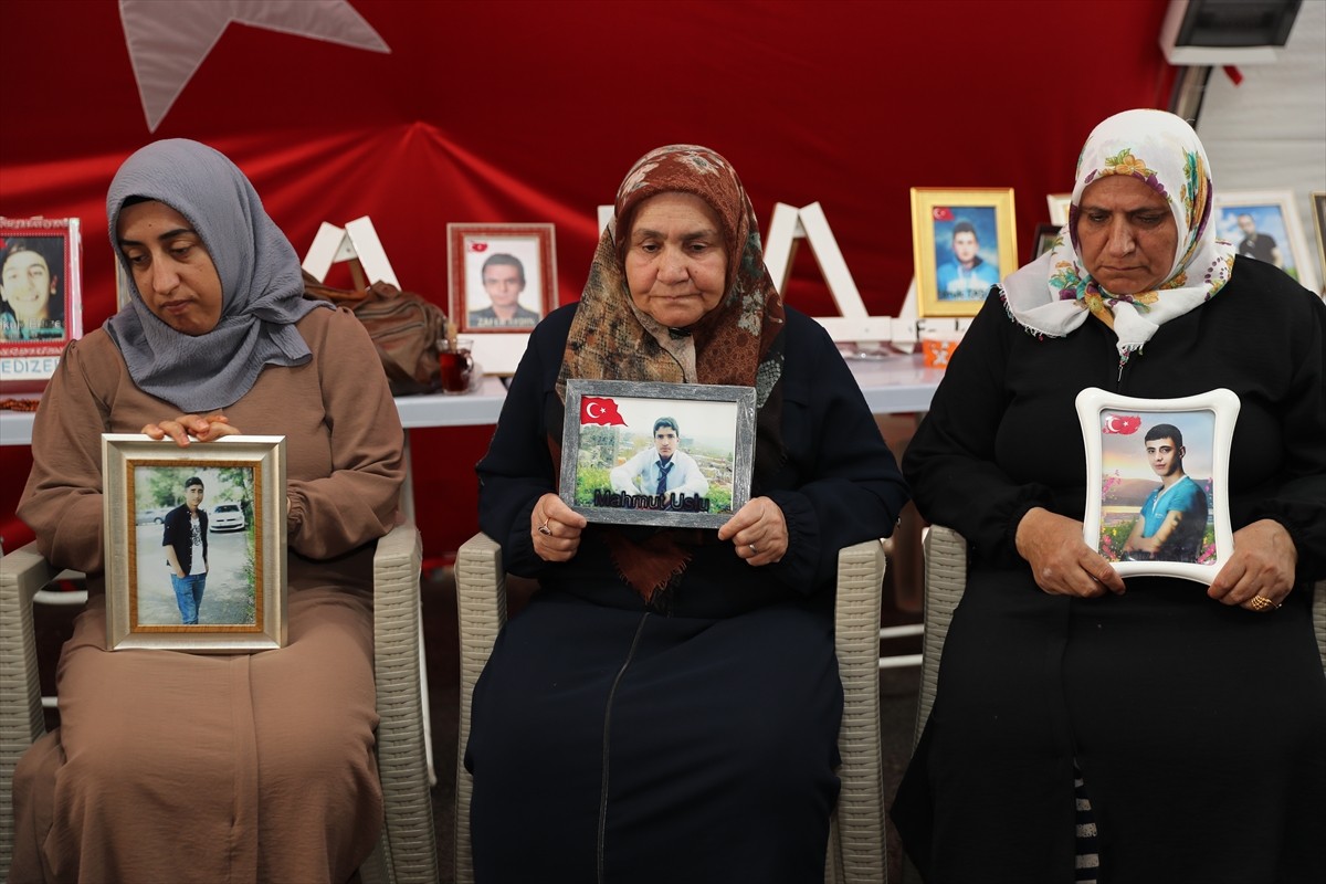 Dağa kaçırılan çocukları için eski HDP il binası önünde oturma eylemi yapan Diyarbakır anneleri...
