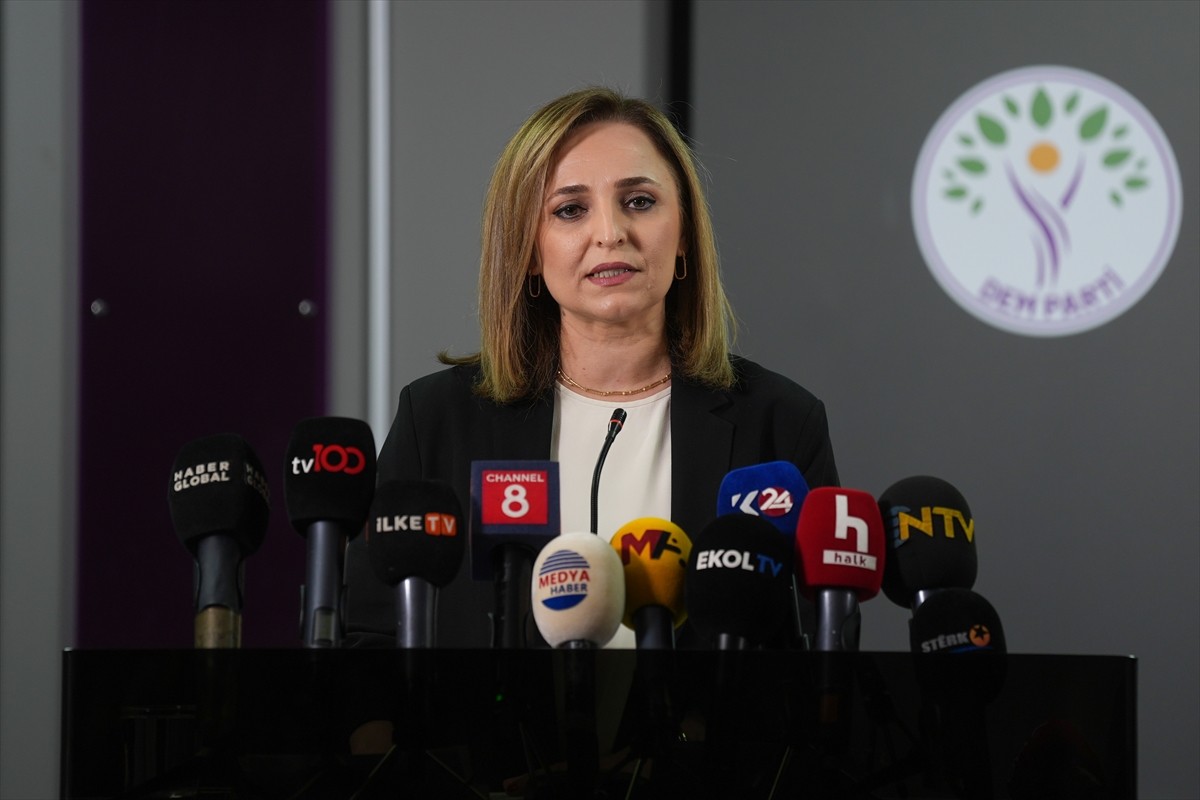 DEM Parti Sözcüsü Ayşegül Doğan, parti genel merkezinde düzenlediği basın toplantısında gündeme...