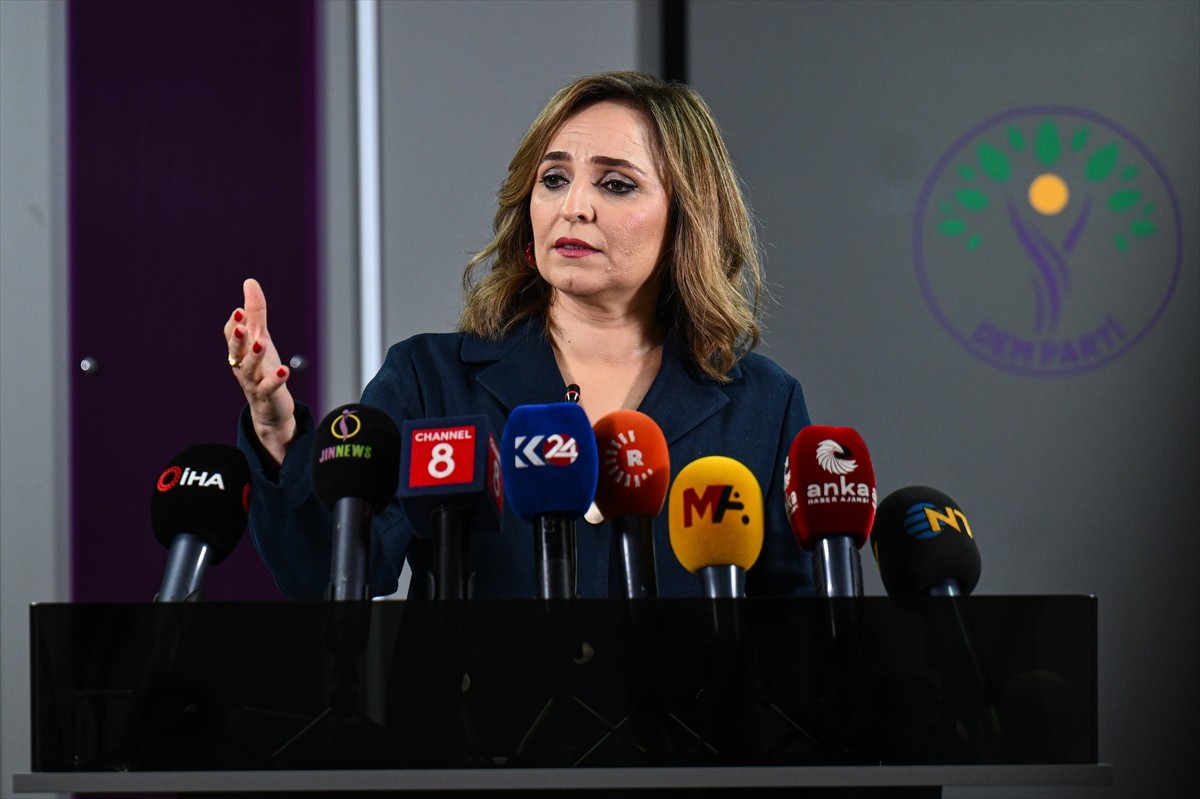DEM Parti Sözcüsü Ayşegül Doğan, partisinin devam eden Merkez Yürütme Kurulu (MYK) toplantısına...