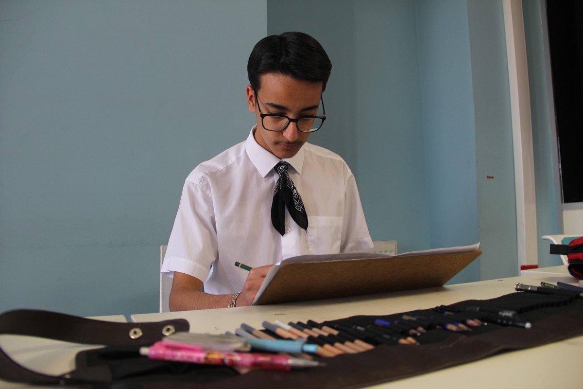 Depremde evi yıkıldıktan sonra ailesiyle Hatay'dan Kayseri'ye taşınan 17 yaşındaki Mustafa Çağkan...