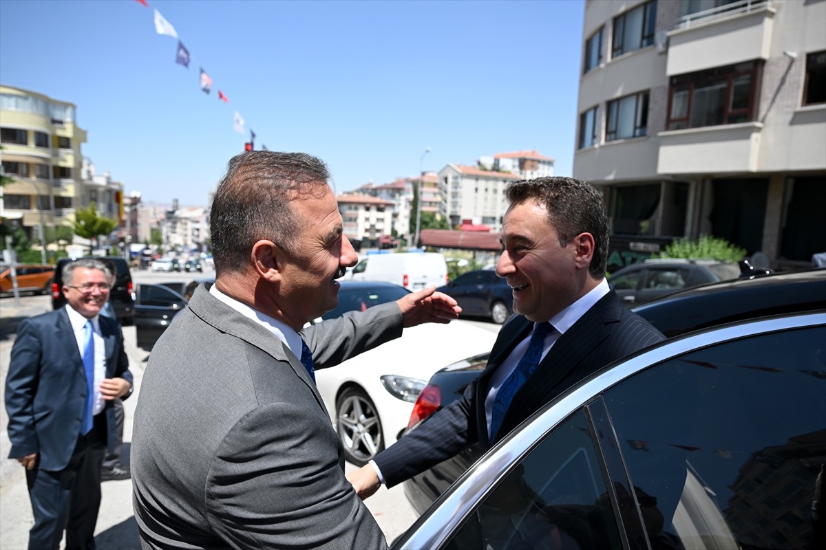 DEVA Partisi Genel Başkanı Ali Babacan (sağda), Anahtar Parti Genel Başkanı Yavuz Ağıralioğlu'nu ...