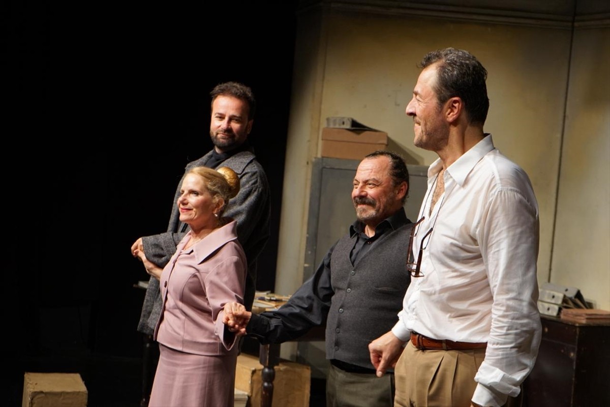 Devlet Tiyatrolarının 10 yıldır kapalı gişe oynanan "Profesyonel" oyununun önemli iki ismi Bülent...