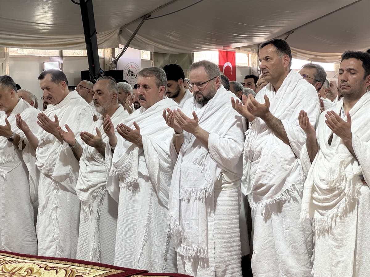 Diyanet İşleri Başkanı Ali Erbaş, Arafat'a vakfe duası yaptı. Vakfe duasına, Türkiye'nin Suudi...