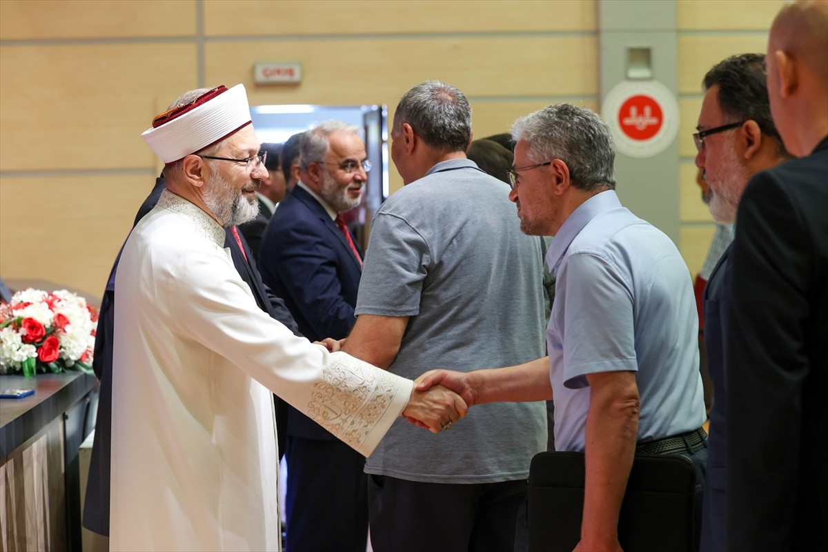 Diyanet İşleri Başkanı Ali Erbaş, Kurban Bayramı'nın ardından Diyanet İşleri Başkanlığı merkez...