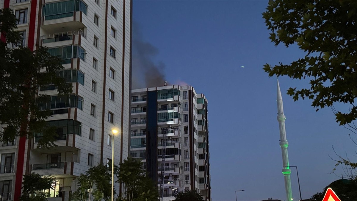 Diyarbakır'da 13 katlı binada çıkan yangın kontrol altına alındı.