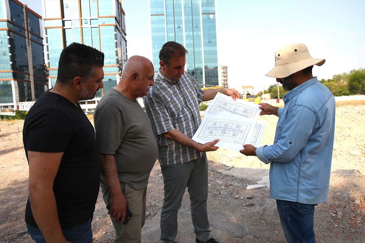 Diyarbakır'da 6 Şubat 2023'te meydana gelen Kahramanmaraş merkezli depremlerde yıkılan Galeria...