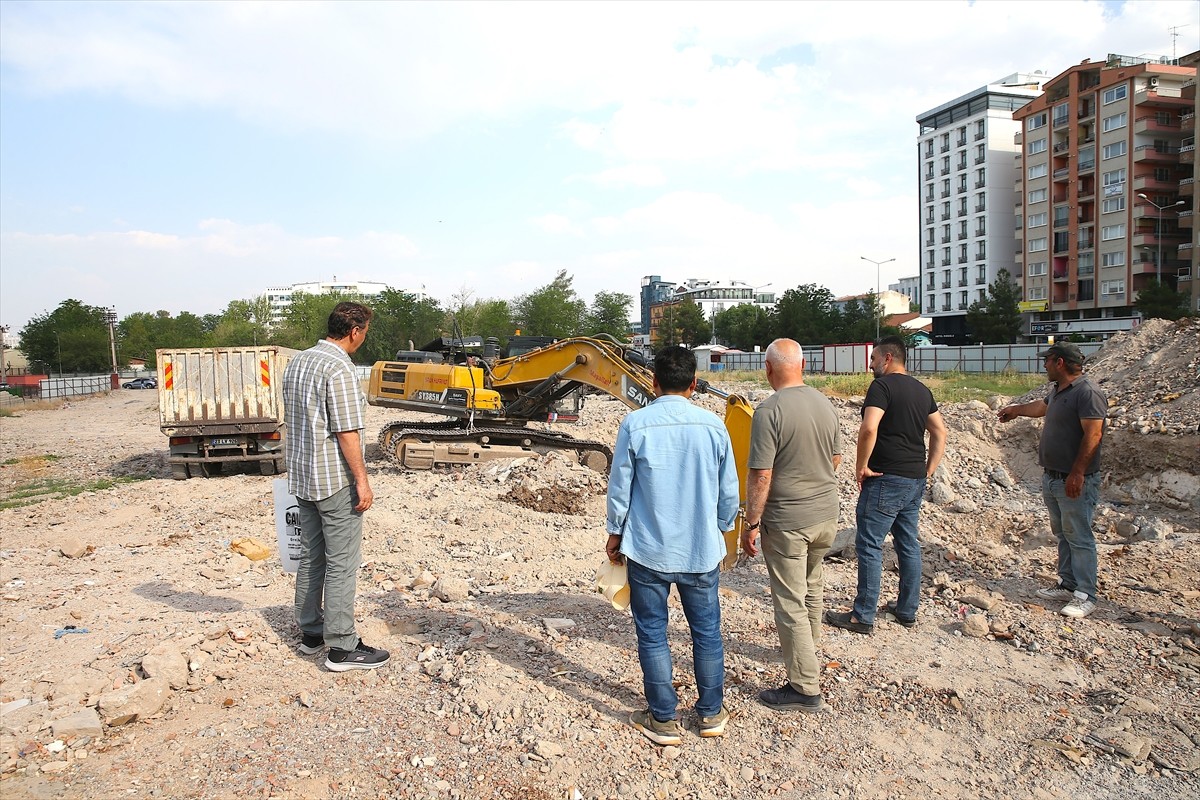 Diyarbakır'da 6 Şubat 2023'te meydana gelen Kahramanmaraş merkezli depremlerde yıkılan Galeria...