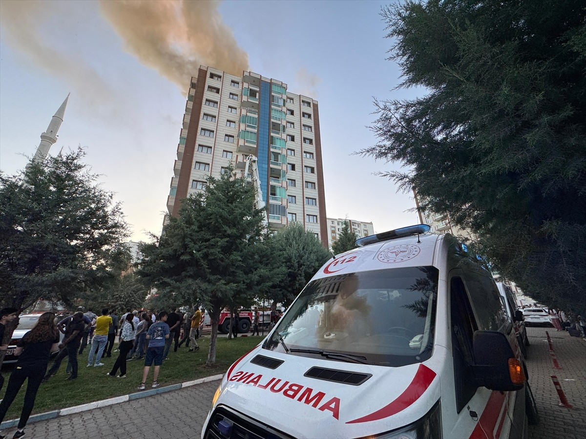 Diyarbakır'da bir binada çıkan yangına itfaiye ekipleri müdahale ediyor.