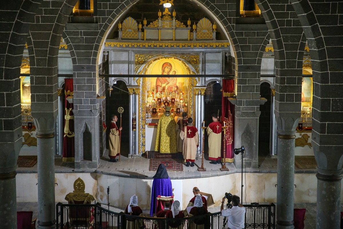 Diyarbakır'da Surp Giragos Ermeni Kilisesi'nin isim günü dolayısıyla ayin düzenlendi. 