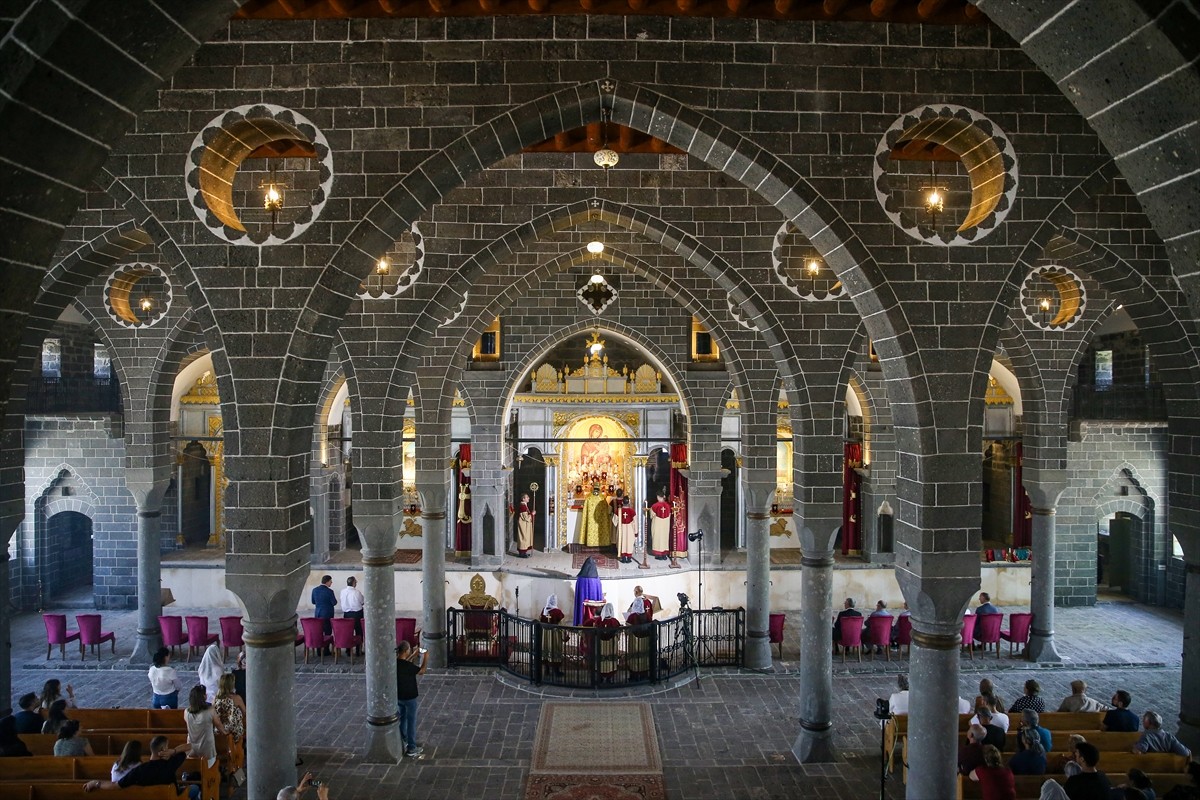 Diyarbakır'da Surp Giragos Ermeni Kilisesi'nin isim günü dolayısıyla ayin düzenlendi. 