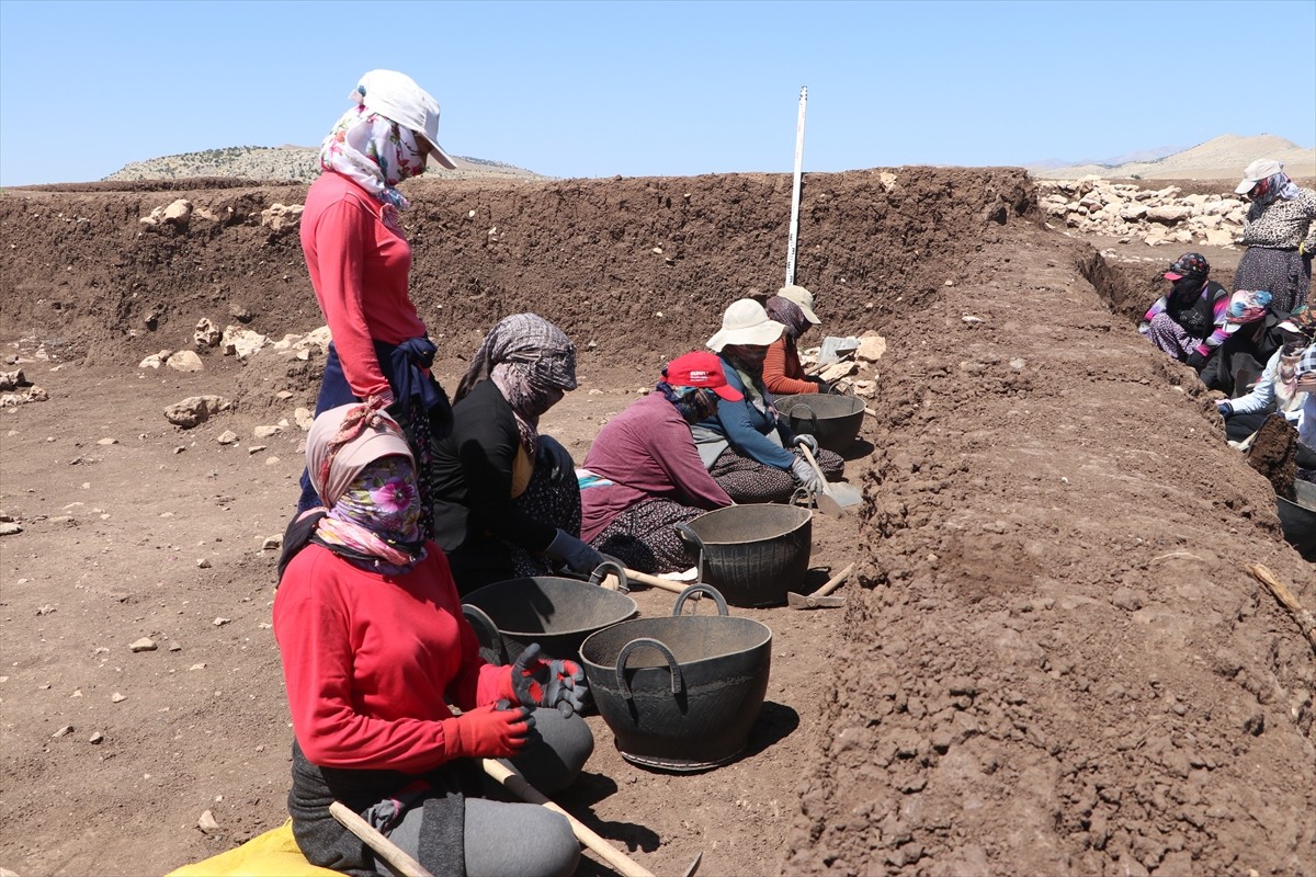 Diyarbakır'ın Ergani ilçesinde dünya uygarlık tarihine ışık tutan 12 bin yıllık Çayönü Tepesi'nde...