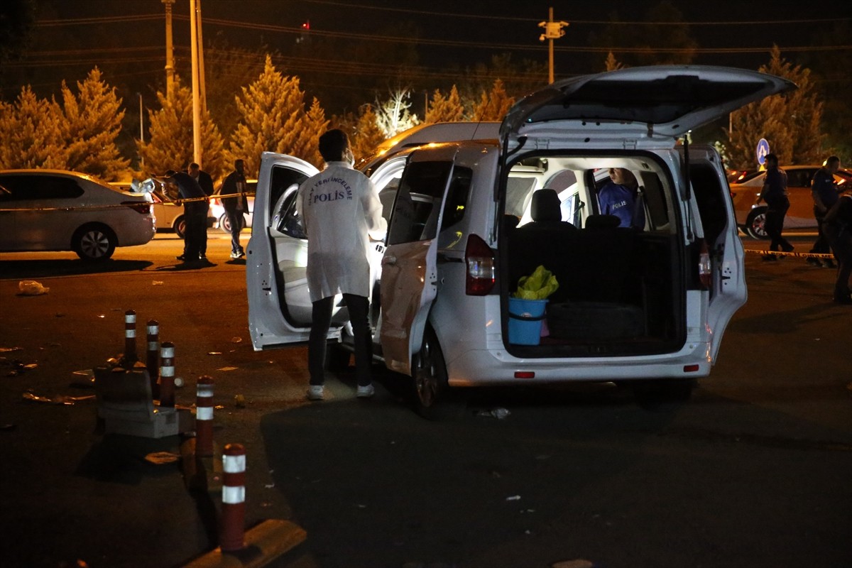 Diyarbakır'ın merkez Yenişehir ilçesinde iki grup arasında çıkan silahlı kavgada 1'i ağır 3 kişi...