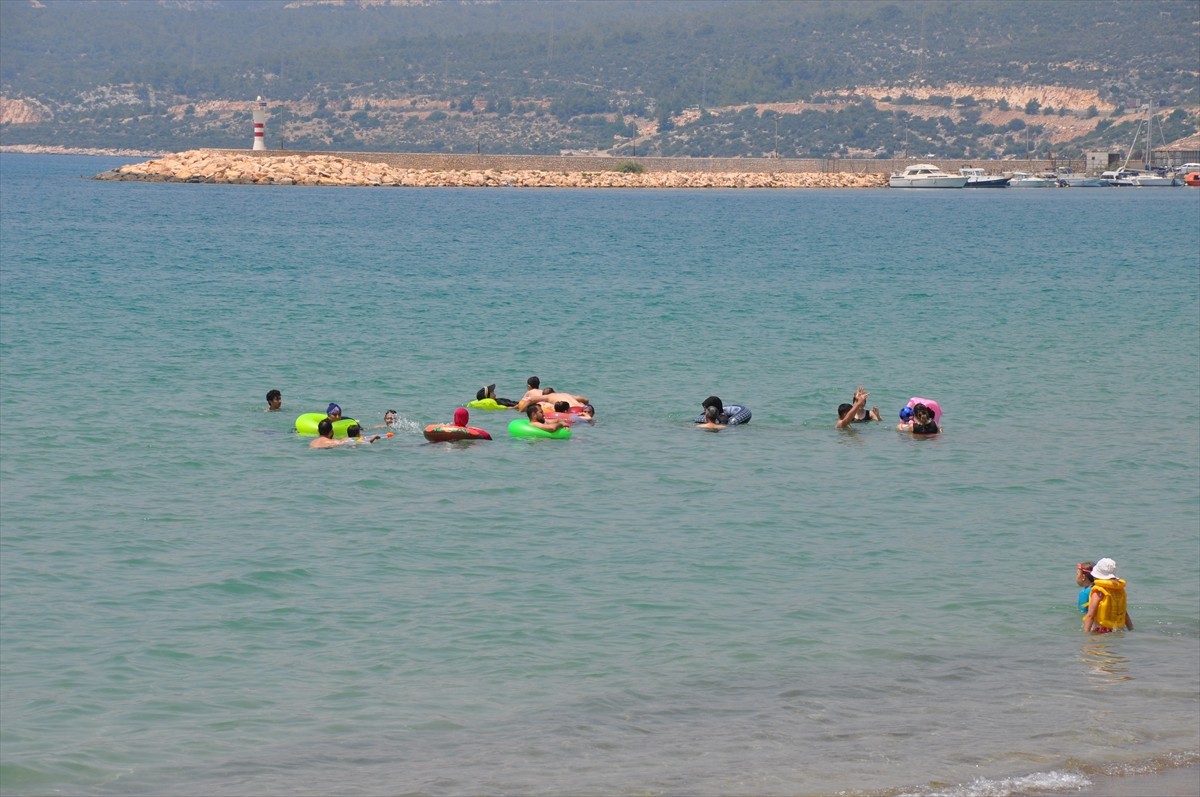 Doğu Akdeniz'in önemli turizm merkezlerinden Mersin'de, Kurban Bayramı'nın son gününde sahillerde...
