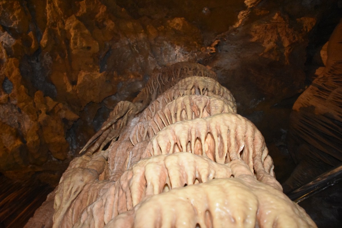 Doğu Karadeniz'in önemli turizm destinasyonları arasında yer alan Karaca Mağarası'nda, Kurban...