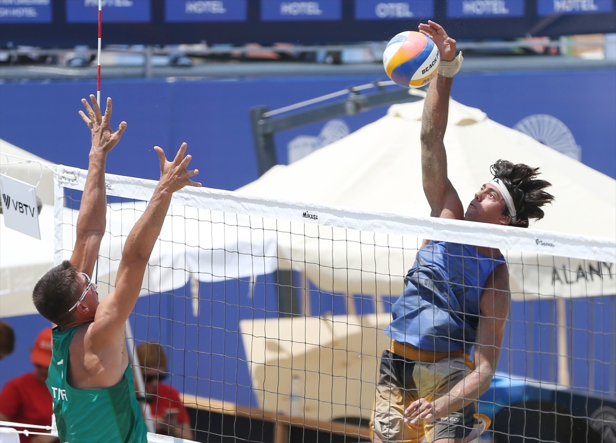 Dünya Plaj Voleybolu Pro Tur 2025'in Alanya etabında Türkiye, erkeklerde İtalya'ya 2-0 yenildi....