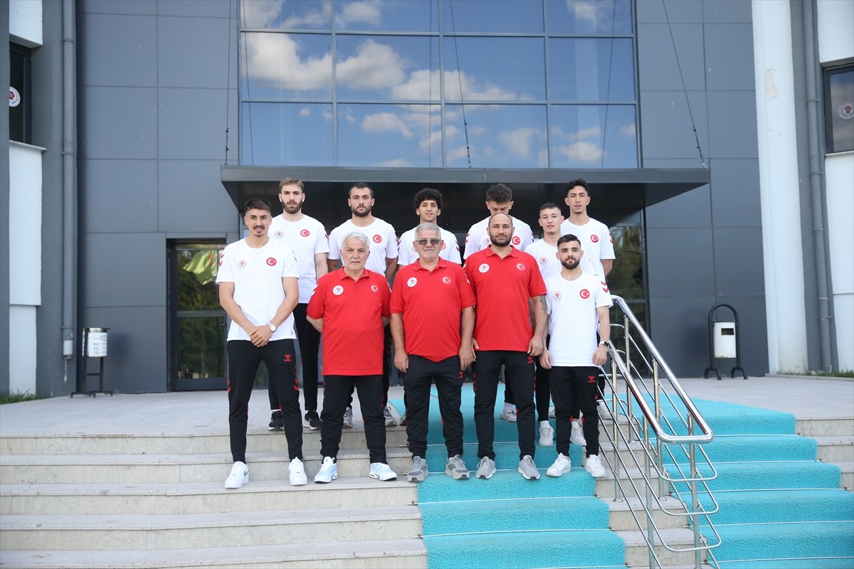 Dünya Şampiyonası hazırlıkları kapsamında Kastamonu'da kamp yapan Erkek Boks Milli Takımı'nın bir...