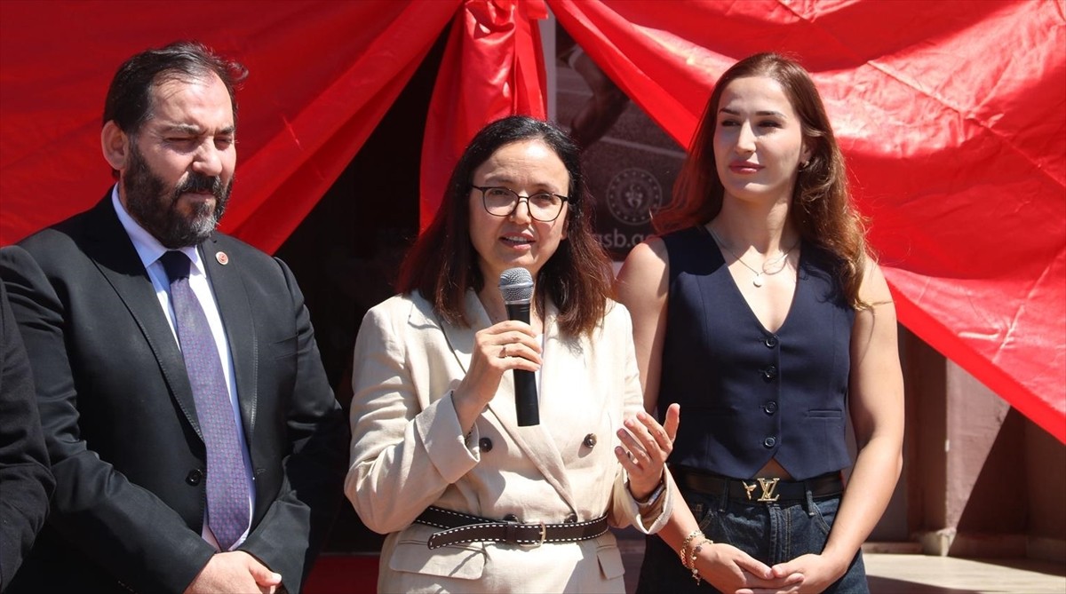 Dünya ve Avrupa şampiyonu, olimpiyat üçüncüsü milli güreşçi Buse Tosun Çavuşoğlu'nun (sağda) adı...