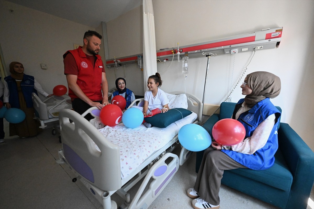 Düzce Gençlik Merkezi gönüllüleri, rahatsızlıkları nedeniyle tedavi gören çocuklara karnelerini...