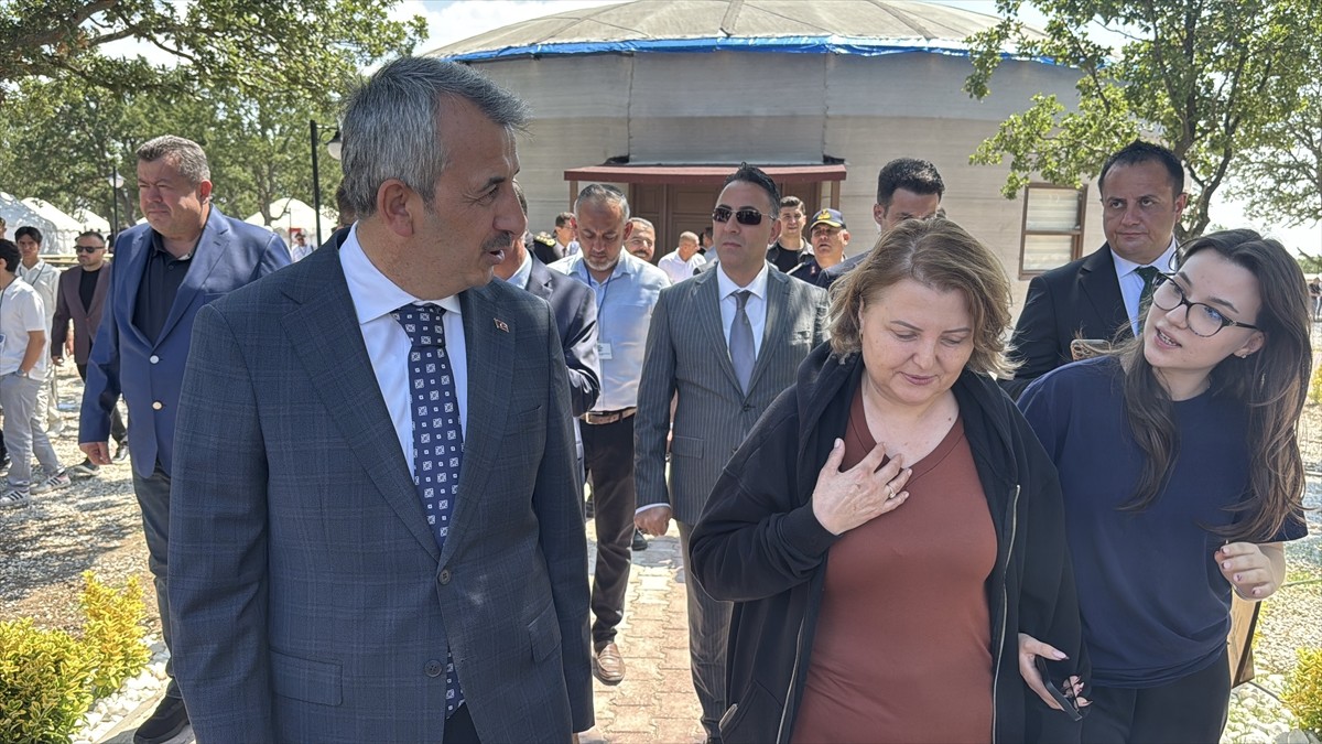 Edirne'de 18 saat ağaçta mahsur kalan kedi itfaiye ekiplerince kurtarıldı. Tenzile Eren ve kızı...