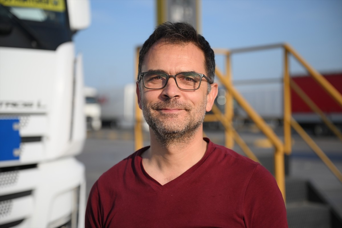 Edirne'de, Kapıkule Sınır Kapısı'ndaki tır parklarında çıkış için sıra bekleyen tır şoförleri...