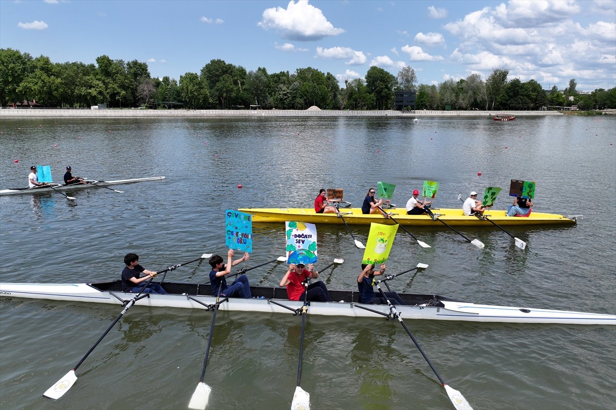 Edirne'de milli kürekçiler ve TED Edirne Koleji Kürek Kulübü sporcuları, Meriç Nehri'nde açtıkları...