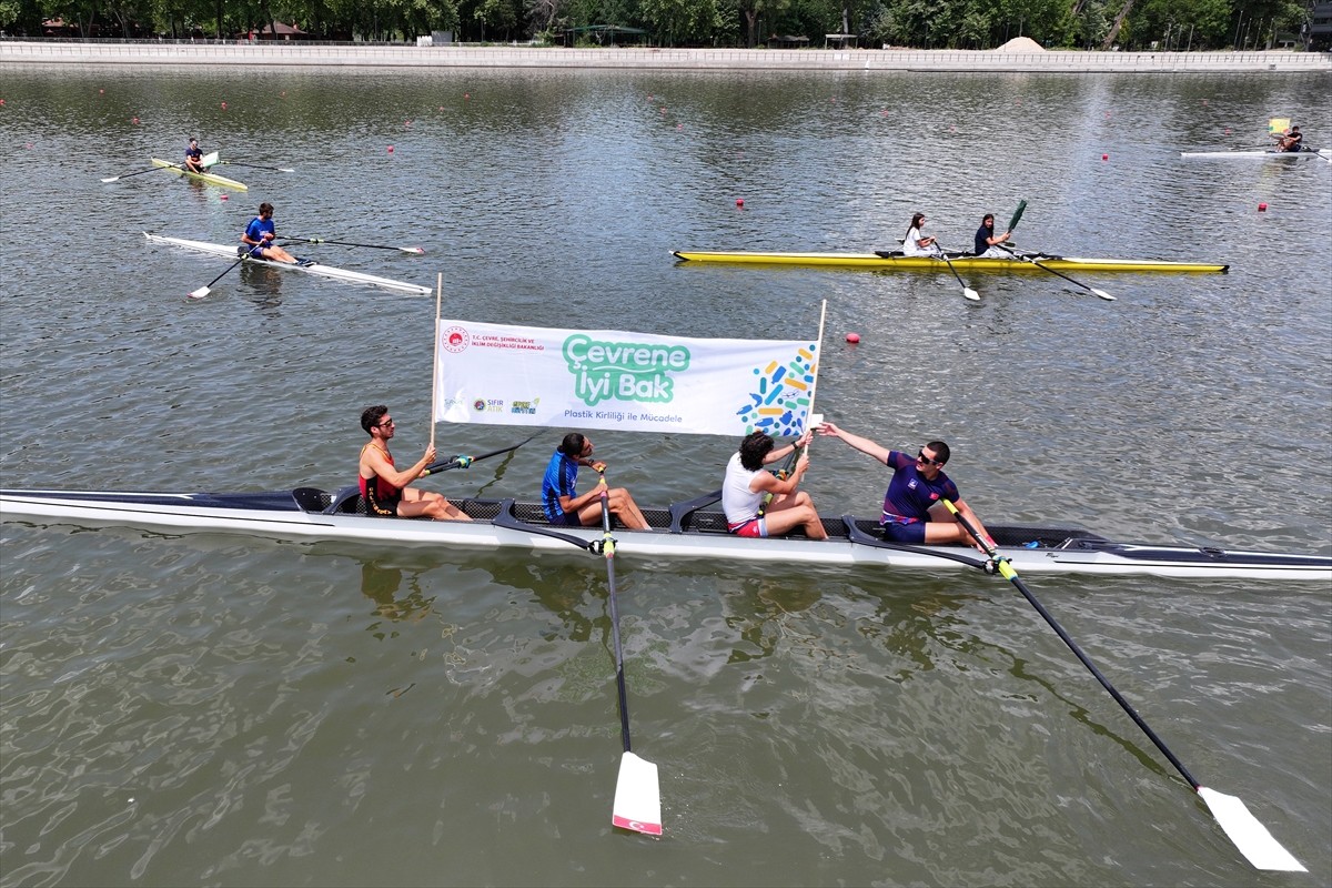 Edirne'de milli kürekçiler ve TED Edirne Koleji Kürek Kulübü sporcuları, Meriç Nehri'nde açtıkları...