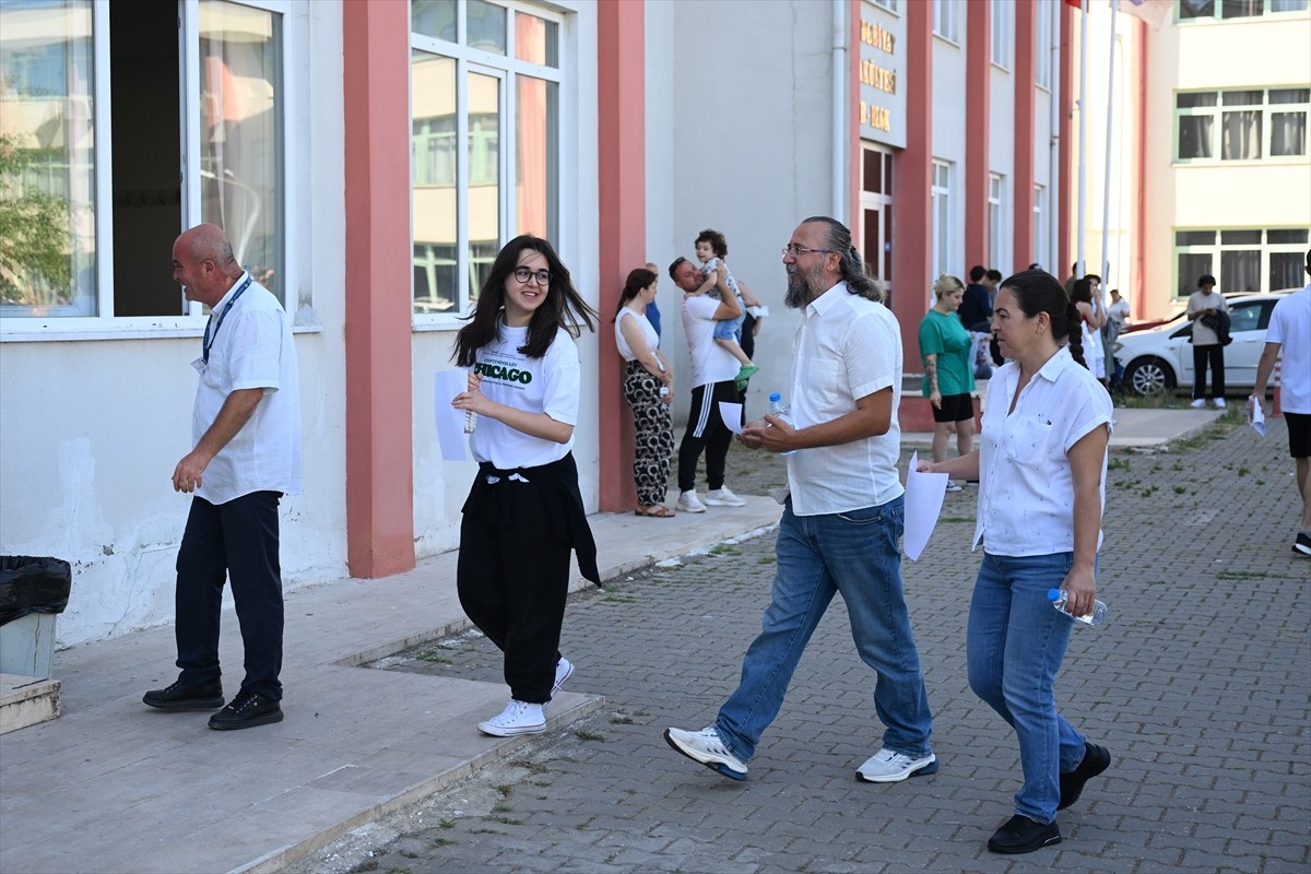 Edirne'de yaşayan Gülden Taş (sağda) ve Koray Taş (sağ 2), kızları Sirel Sacide Taş'a (sol 2)...