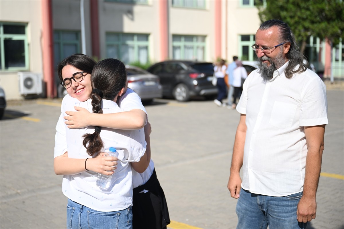 Edirne'de yaşayan Gülden Taş (sağda) ve Koray Taş (sağ 2), kızları Sirel Sacide Taş'a (sol 2)...