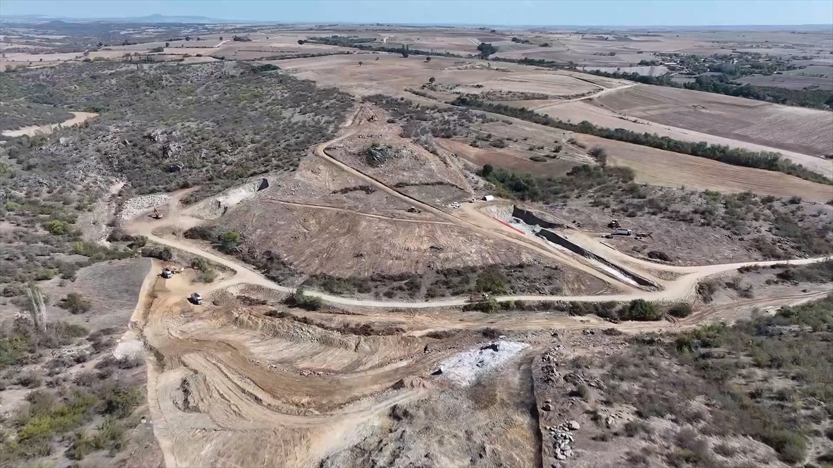 Edirne'nin kuzeyinde 56 bin 500 dekar tarım arazisini suyla buluşturacak Çömlekköy Barajı'nın...