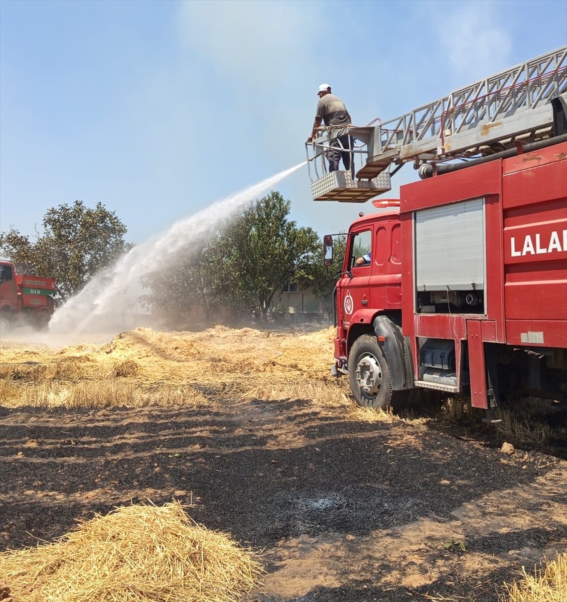 Edirne'nin Lalapaşa ilçesinde anızda başlayıp daha sonra 3 metruk eve sıçrayan yangın...