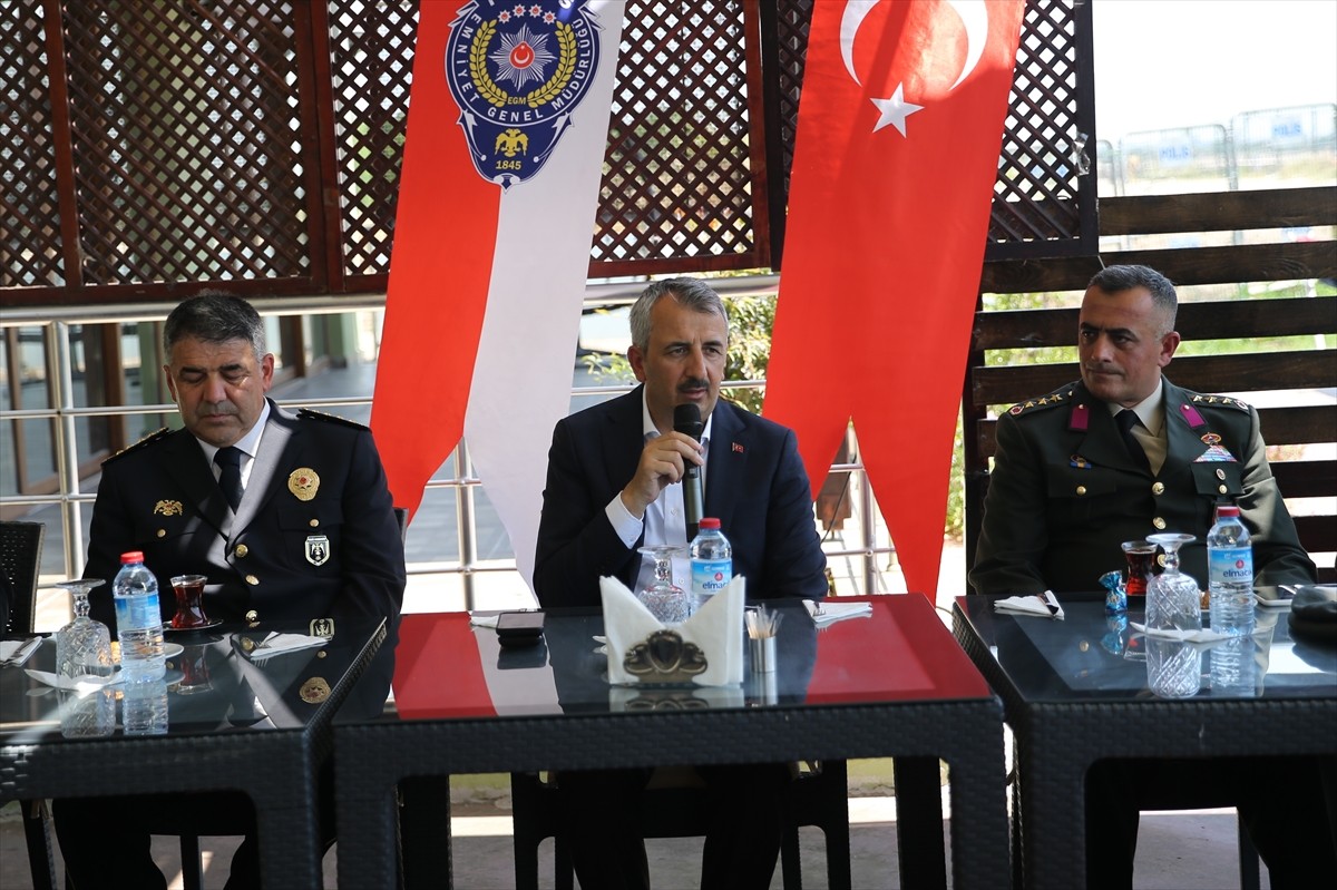 Edirne Valisi Yunus Sezer, Kurban Bayramı dolayısıyla kurumlara ziyaretlerde bulundu. Vali Sezer...