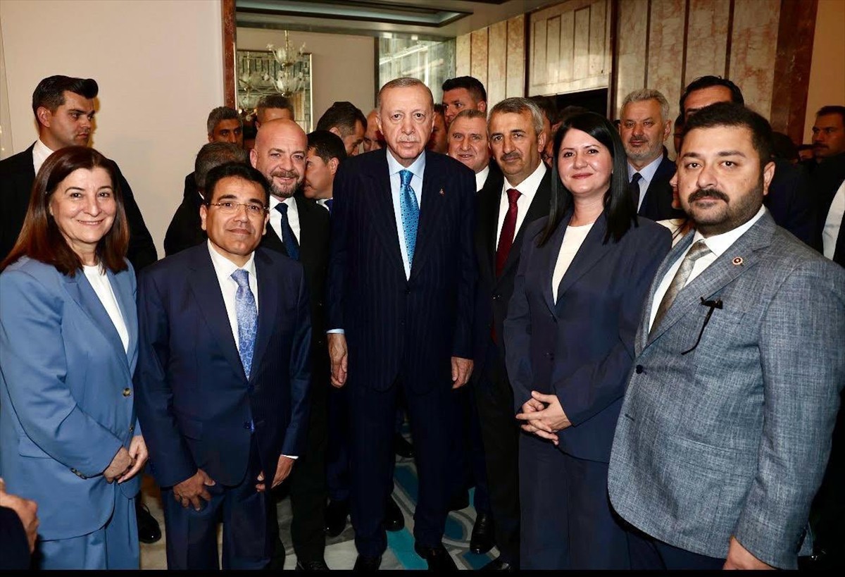 Edirne Valisi Yunus Sezer (sağda) başkanlığındaki heyet, Cumhurbaşkanı Recep Tayyip Erdoğan'ı 664....