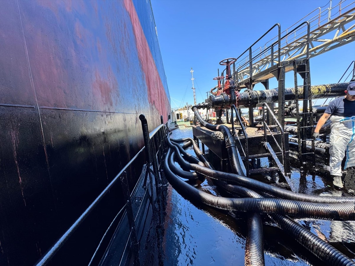 Ege Denizi'nde Bozcaada demir sahasında denizi kirlettiği tespit edilen atık alım tankerine Sahil...